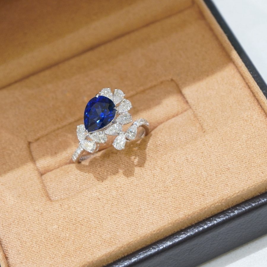 18k gold lab-grown sapphire ring