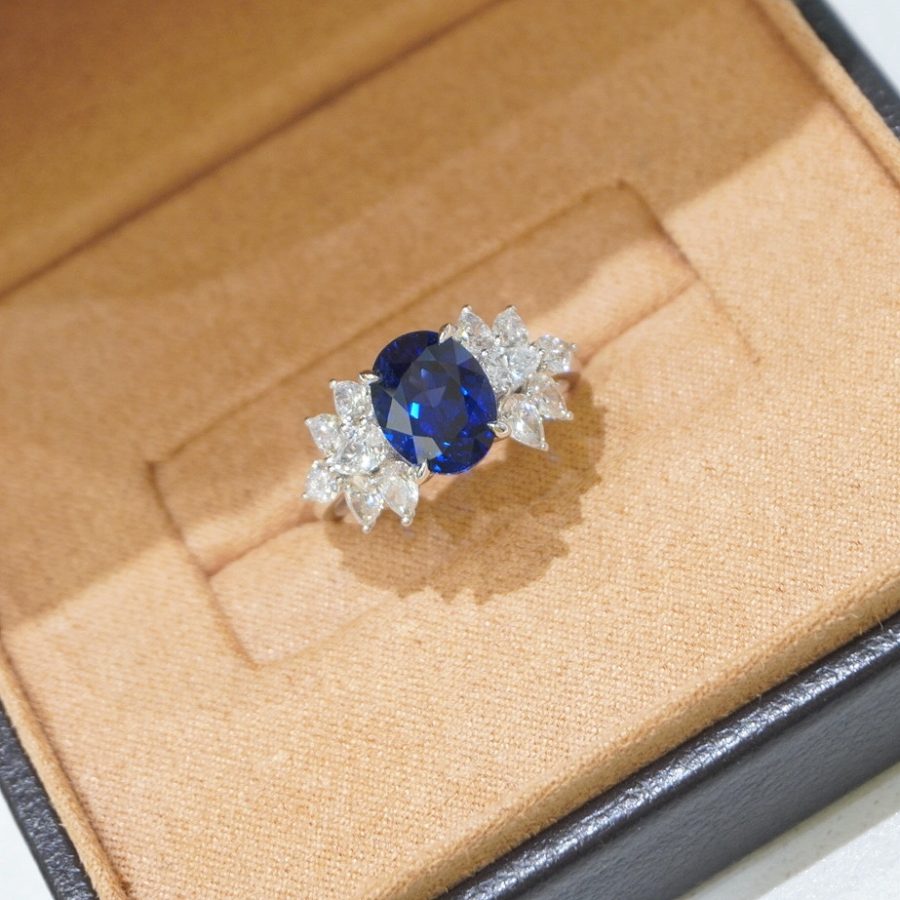 18k gold lab-grown sapphire ring