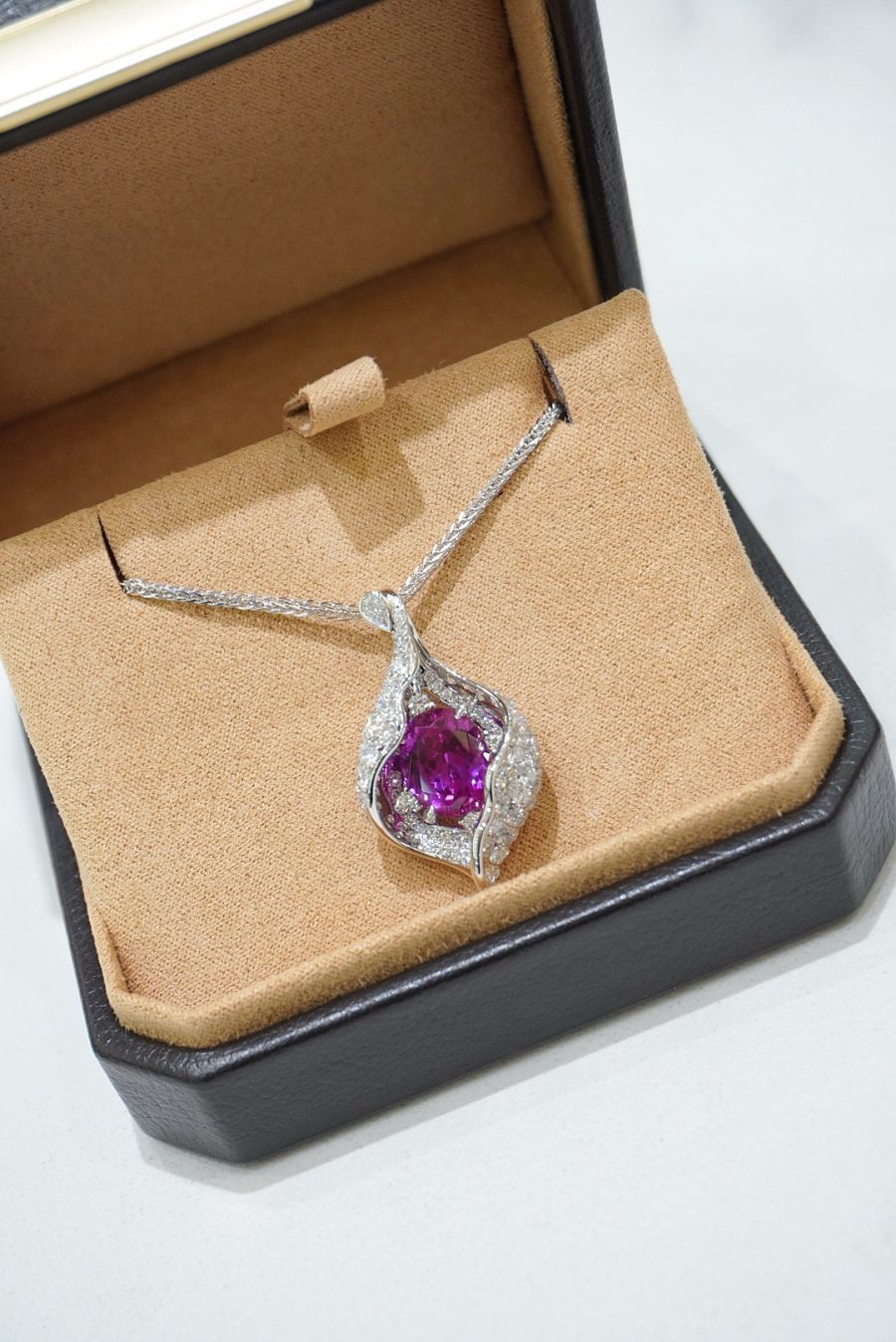 18k gold cultured purple sapphire pendant - Image 4