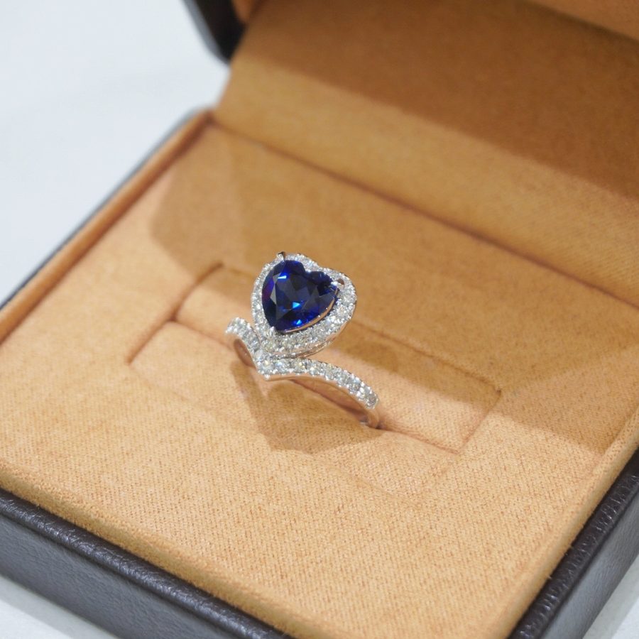 A heart-grown sapphire ring - Image 6
