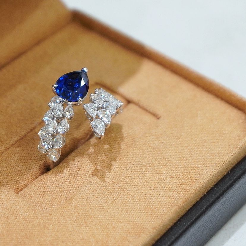 18k gold lab-grown sapphire ring