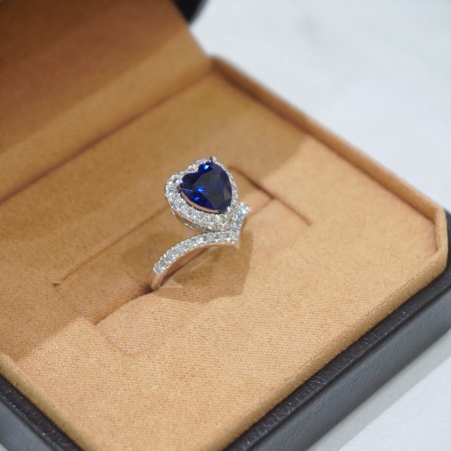 A heart-grown sapphire ring - Image 5