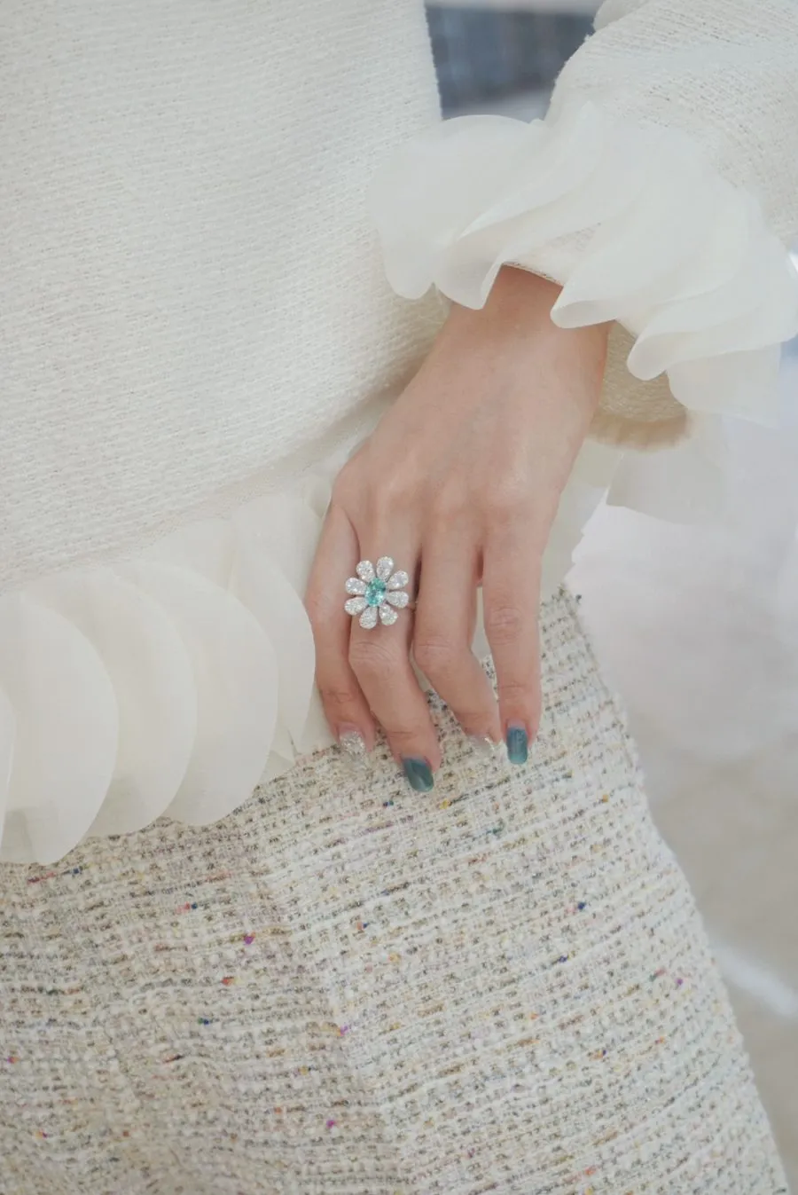 A ring set with lab-grown gemstones in 18k gold - Image 3