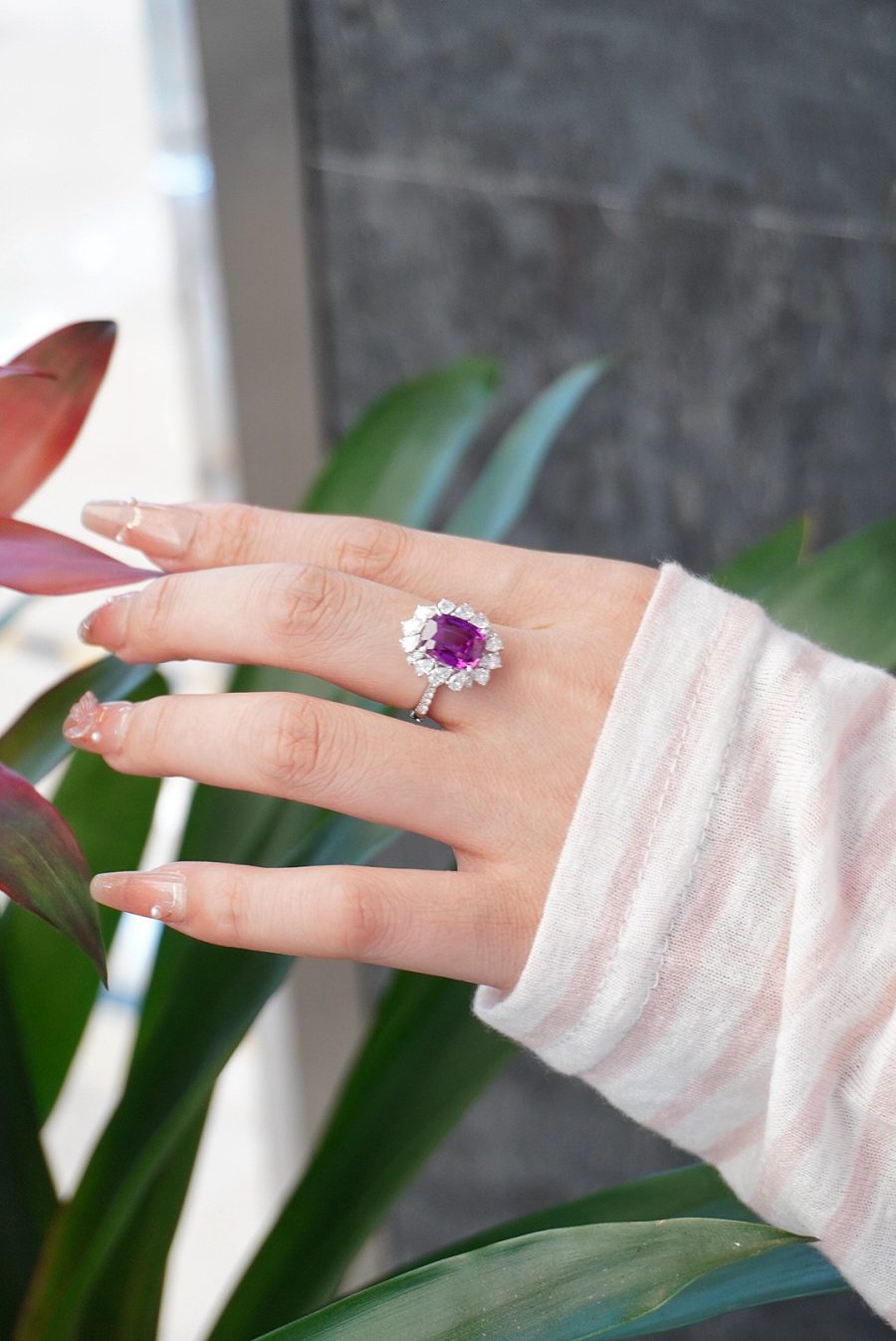 18k gold lab-grown purple sapphire ring - Image 2