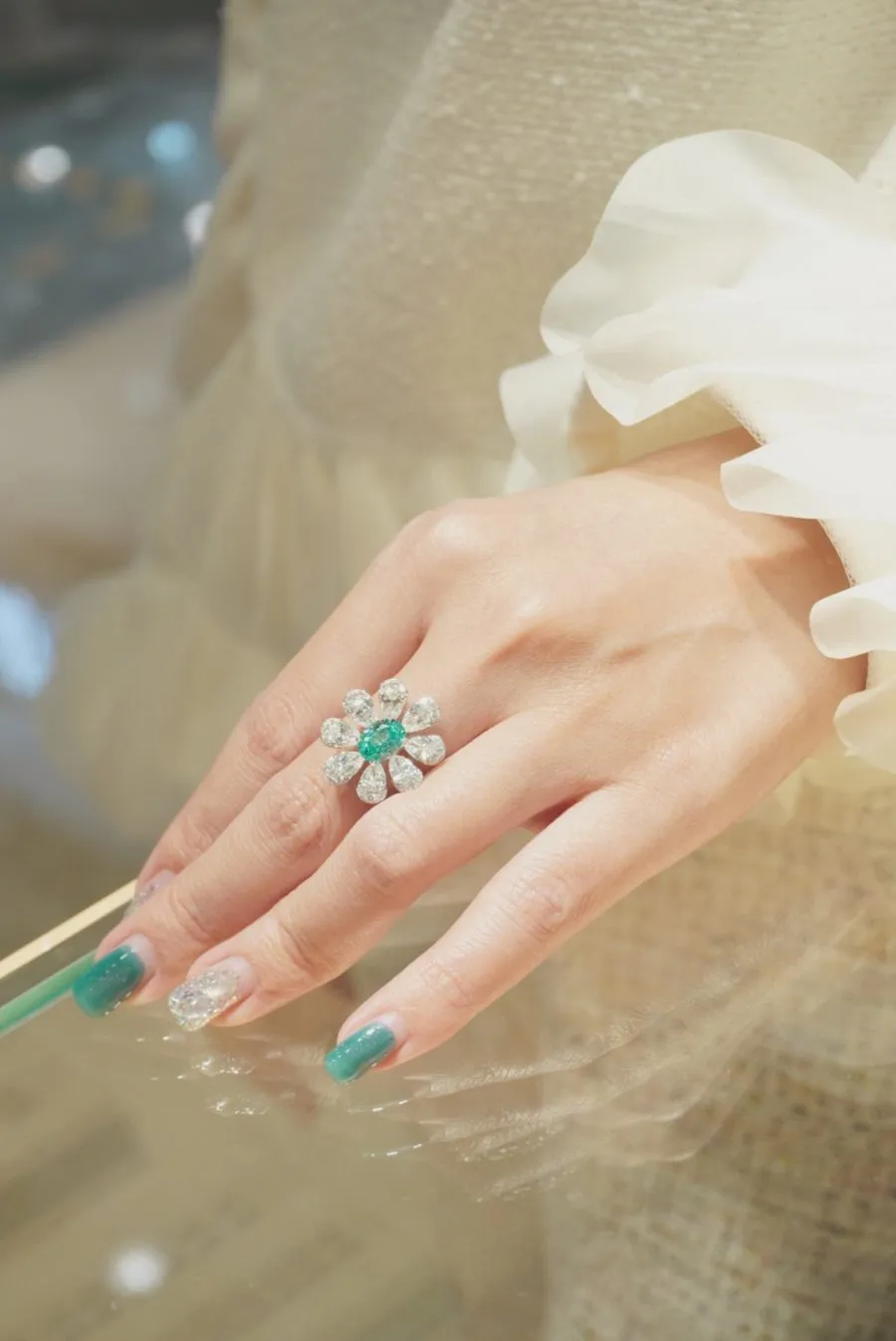 A ring set with lab-grown gemstones in 18k gold - Image 2