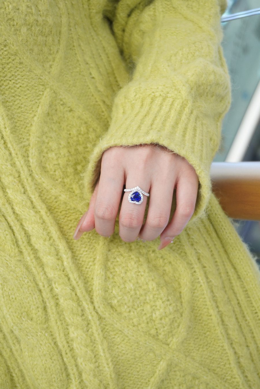 A heart-grown sapphire ring - Image 2