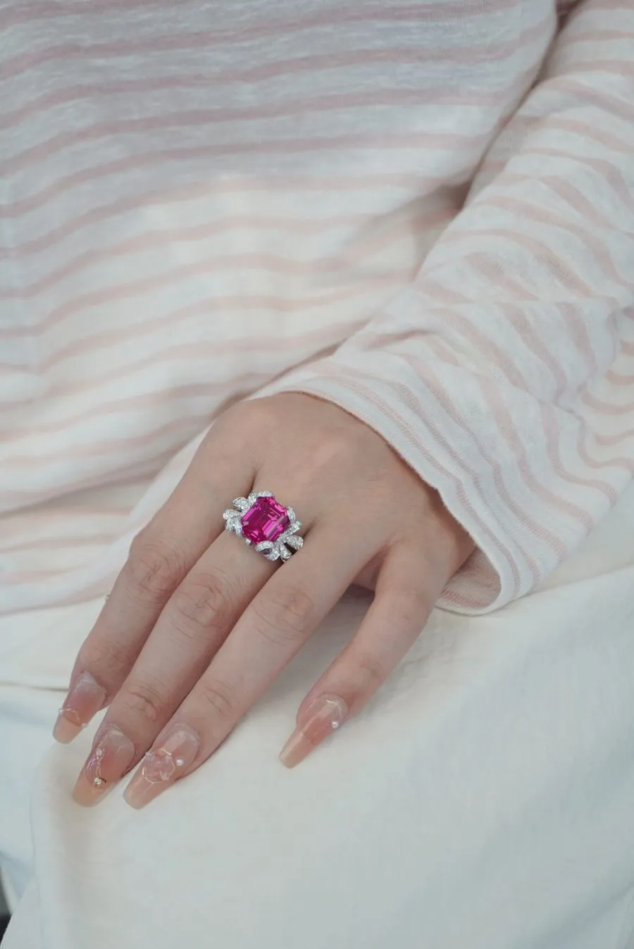 18k Lab-Grown Pink Sapphire Ring - Image 2