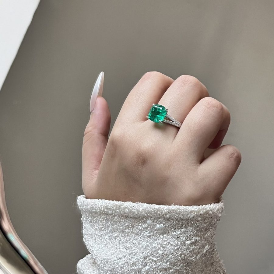 PT950 Lab Emerald Ring - Image 2