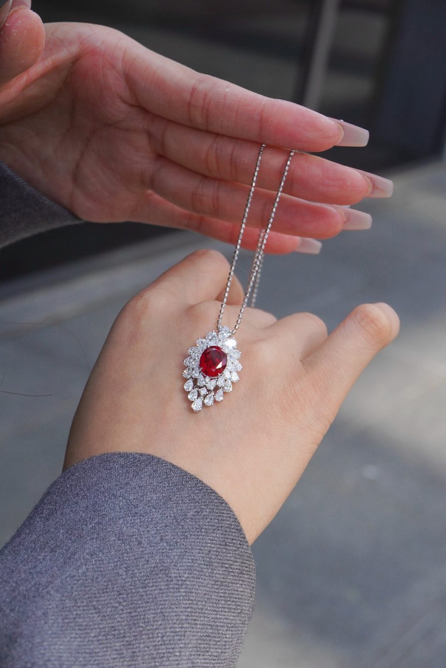18k gold lab-grown ruby pendant - Image 4