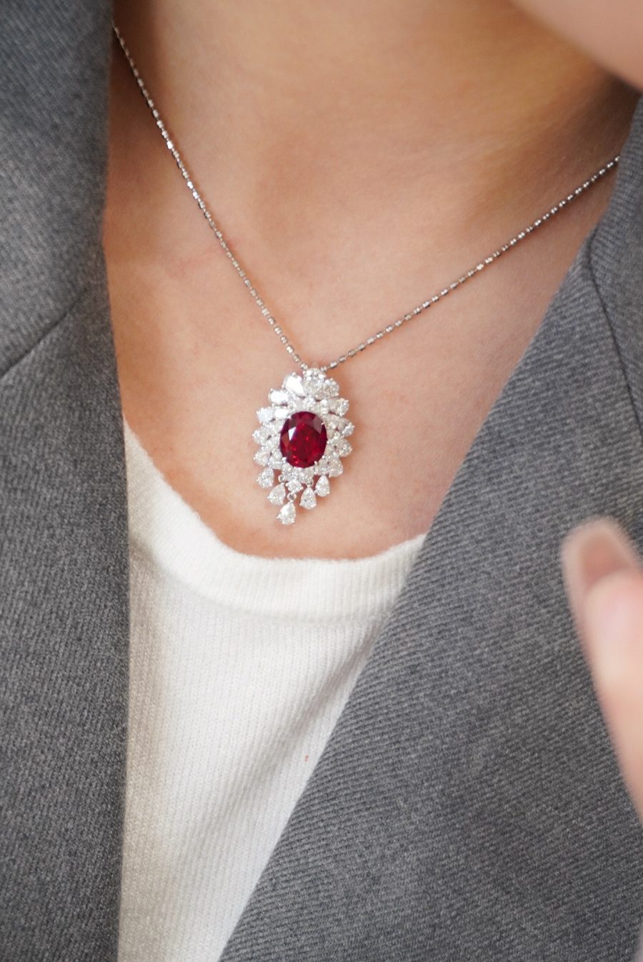 18k gold lab-grown ruby pendant - Image 3